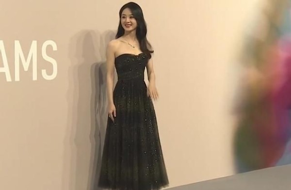 都说女明星瘦的像“鬼”，当赵丽颖与女主持同框，对比太惨烈了