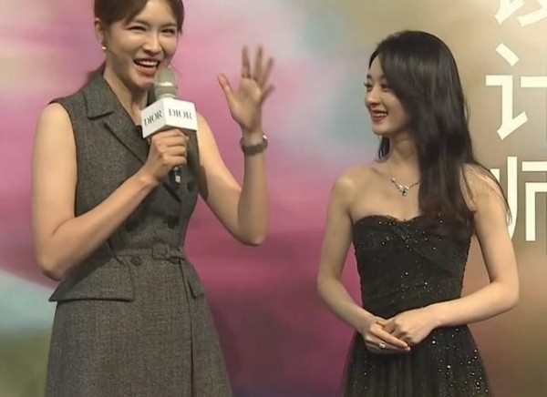 都说女明星瘦的像“鬼”，当赵丽颖与女主持同框，对比太惨烈了