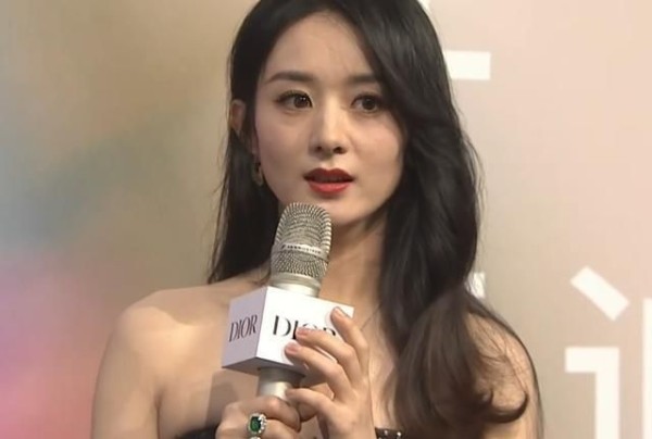 都说女明星瘦的像“鬼”，当赵丽颖与女主持同框，对比太惨烈了