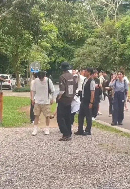 《一路前行》路透曝光，胡歌林一竟成为‘热带雨林探险家’？