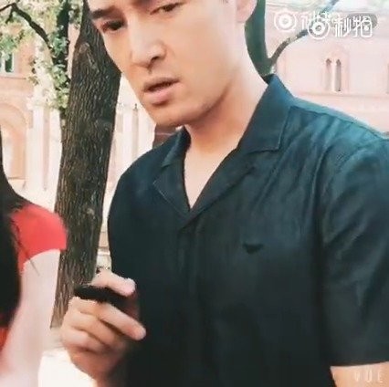 粉丝找明星胡歌在自己的手机上签名……