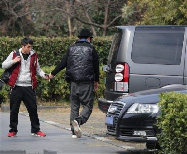 她不幸去世，是胡歌一生的痛！11年来他豪车不过百万，用行动报恩