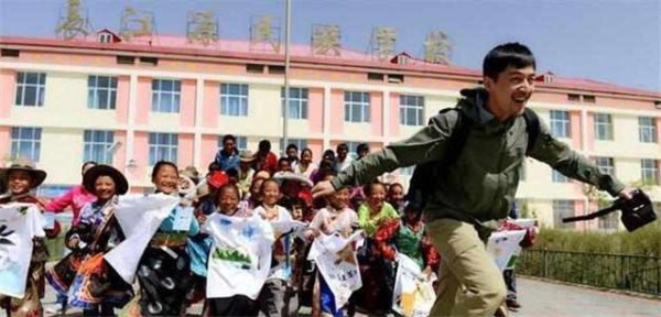 她不幸去世，是胡歌一生的痛！11年来他豪车不过百万，用行动报恩