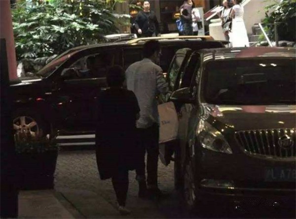 她不幸去世，是胡歌一生的痛！11年来他豪车不过百万，用行动报恩