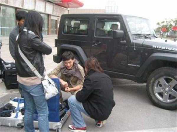 她不幸去世，是胡歌一生的痛！11年来他豪车不过百万，用行动报恩