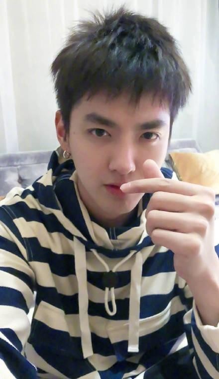 胡歌为白血病粉丝送蛋糕：同样是巨星，他比杨幂、范冰冰好在哪？