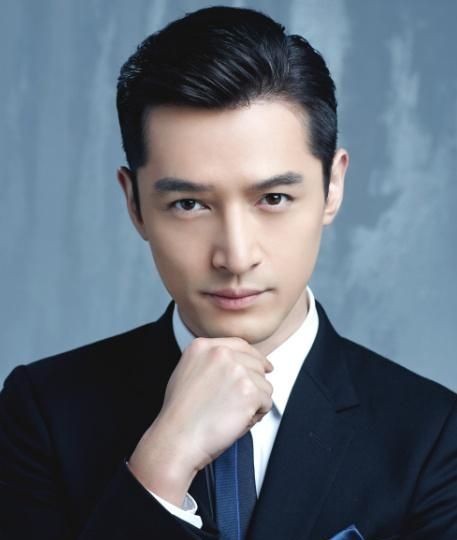 胡歌上海参加慈善活动,一身黑西装显帅气,有谁注意到一旁的女孩