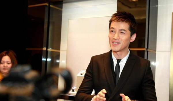 胡歌参加公益活动打瞌睡照爆红网络:胡歌真的困了!但他在坚持!