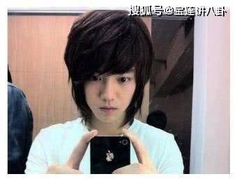 明星的“非主流”时期，鹿晗的“头盔”造型亮了，胡歌是乖乖仔！