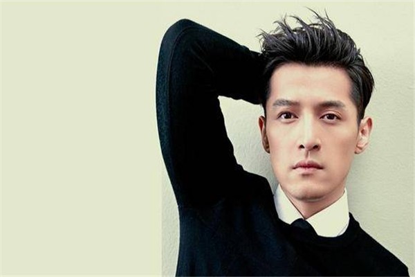 胡歌3分钟演讲圈粉主持人，粉丝应该如何从明星身上汲取正能量？