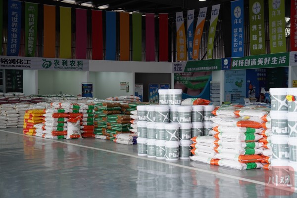 米易县农资4S店体验中心里，堆放着多种化肥农药。陈姝妤 摄