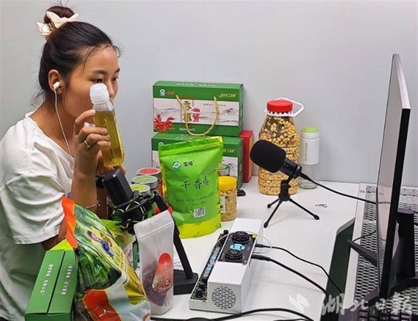 乡村农特产品搭上电商进城“快车”