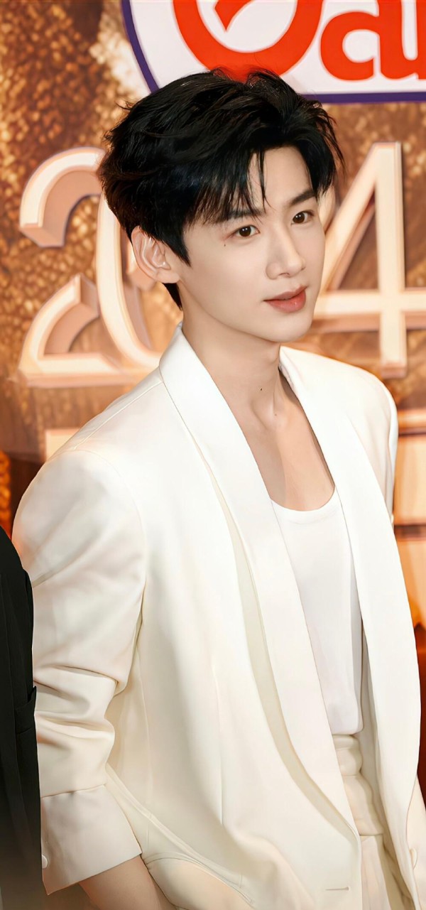 白敬亭粤语挑战爆笑全场，文咏珊真实反应成热点