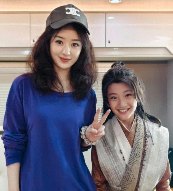 赵丽颖剧组与小朋友合影,穿蓝色卫衣戴帽子,头发蓬松好漂亮!