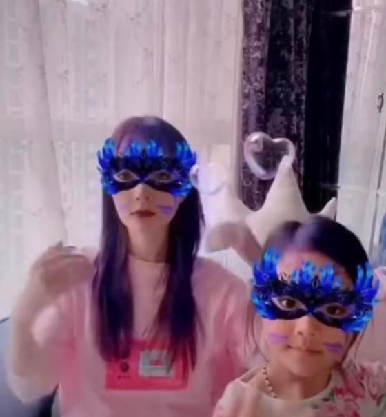 李小璐被曝想让女儿做明星,逼甜馨去酒局见老总