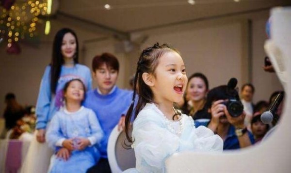 李小璐被曝想让女儿做明星,逼甜馨去酒局见老总