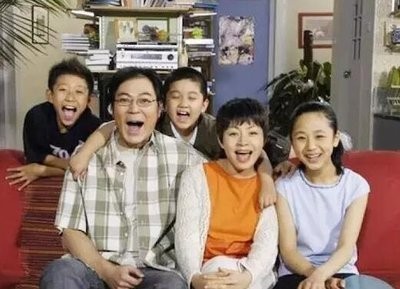 娱乐扒皮叔：《家有儿女》的钱壮壮减肥后成了小帅哥牛骏峰，“狂野男孩”小雪的男朋友是现在“杀姐姐”马可，《家有儿女》中还隐藏了那些明星？

杨紫张一山等人主演的《家有儿女》是多少代人的青春，这部剧中除了五位主角外，还有很多配角童星，如今也长大成人，成为娱乐圈里的一份子。

最近热播的《恰似故人归》中，有一个男演员因为太丑而出圈，让人无法接受的是，还有一个漂亮妹子对这个男演员非常痴迷。

一时间，网友...