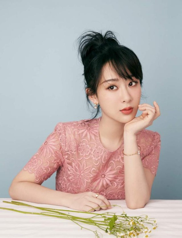 童星出道越长越美,杨紫穿搭逆袭,配饰也简单时尚