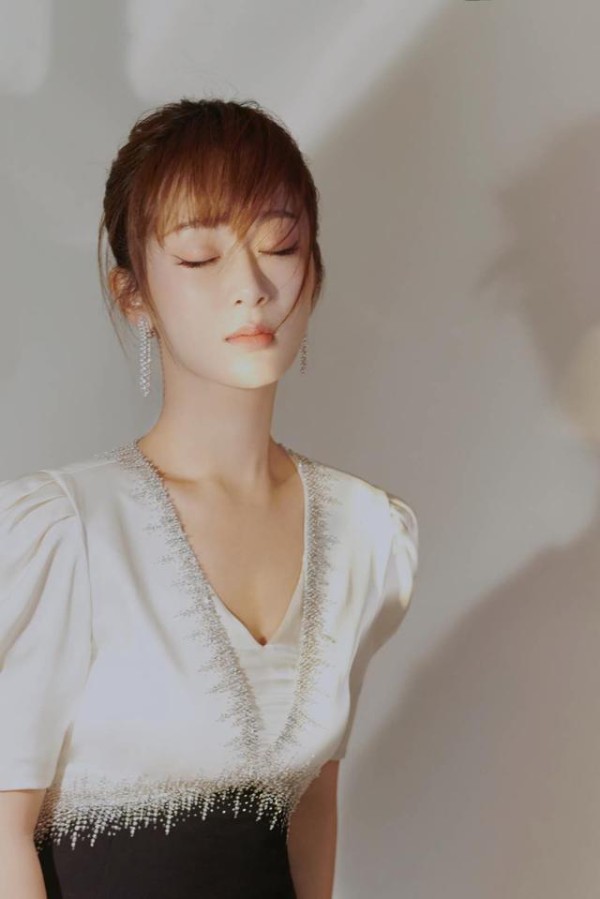 童星出道越长越美,杨紫穿搭逆袭,配饰也简单时尚