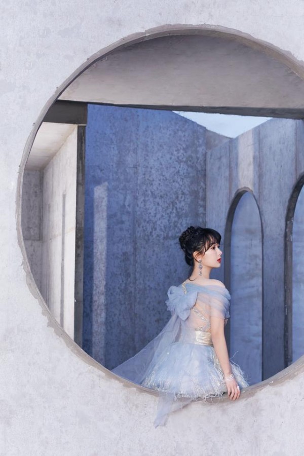 童星出道越长越美,杨紫穿搭逆袭,配饰也简单时尚