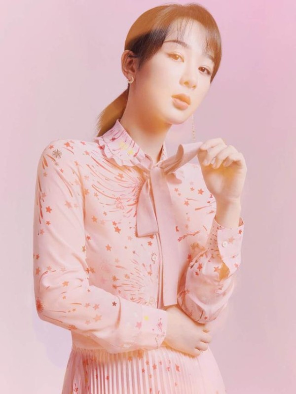 童星出道越长越美,杨紫穿搭逆袭,配饰也简单时尚