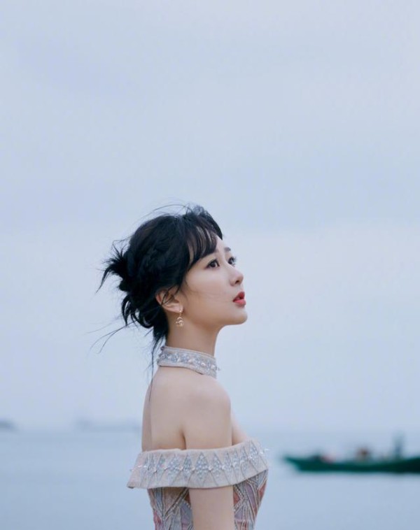 童星出道越长越美,杨紫穿搭逆袭,配饰也简单时尚