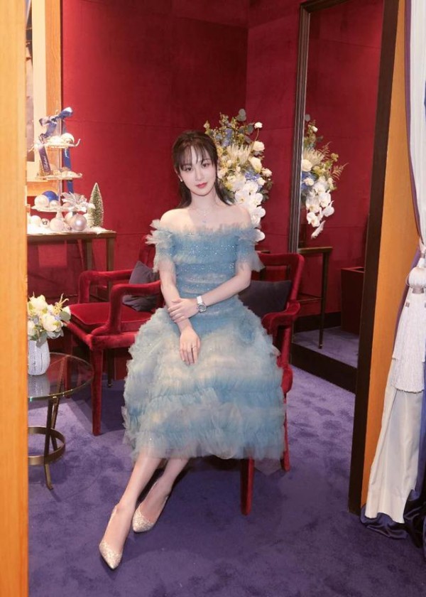 童星出道越长越美,杨紫穿搭逆袭,配饰也简单时尚