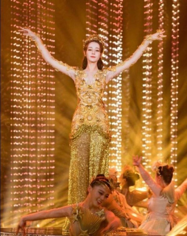 金鹰女神迪丽热巴惊艳亮相，网友：这个部位好尴尬