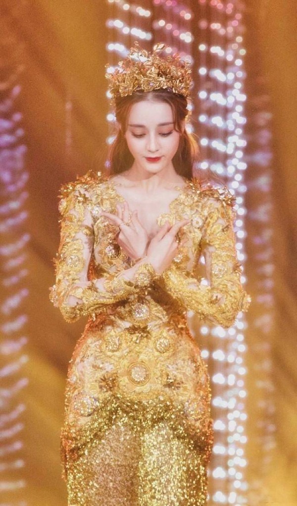 金鹰女神迪丽热巴惊艳亮相，网友：这个部位好尴尬