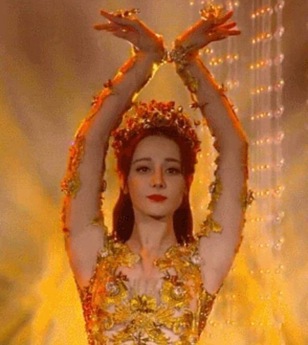 金鹰女神迪丽热巴惊艳亮相，网友：这个部位好尴尬