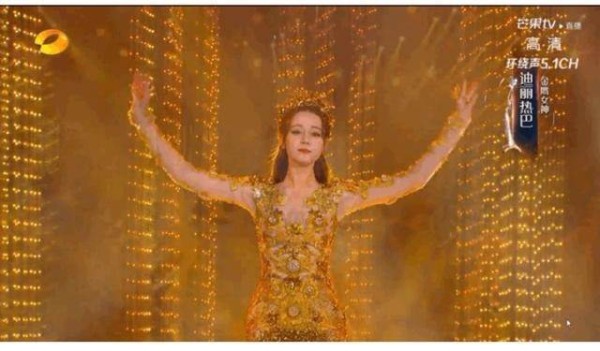 金鹰女神迪丽热巴惊艳亮相，网友：这个部位好尴尬