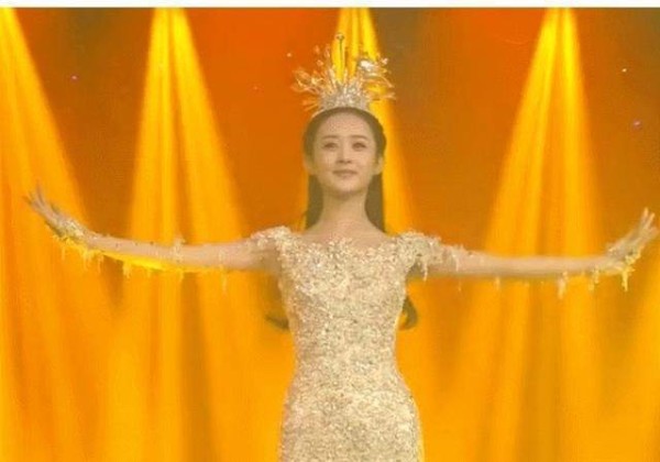 金鹰女神迪丽热巴惊艳亮相，网友：这个部位好尴尬