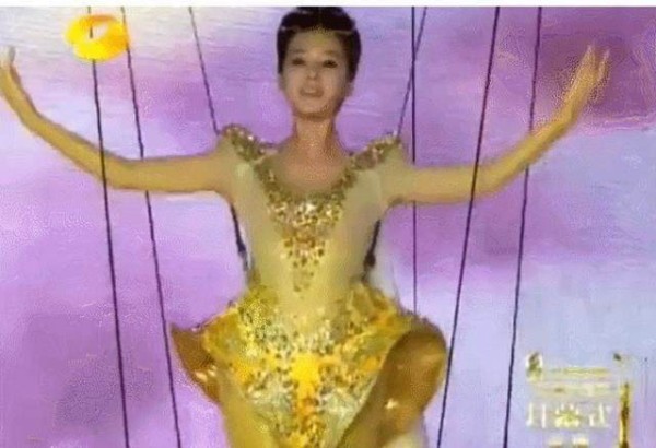 金鹰女神迪丽热巴惊艳亮相，网友：这个部位好尴尬