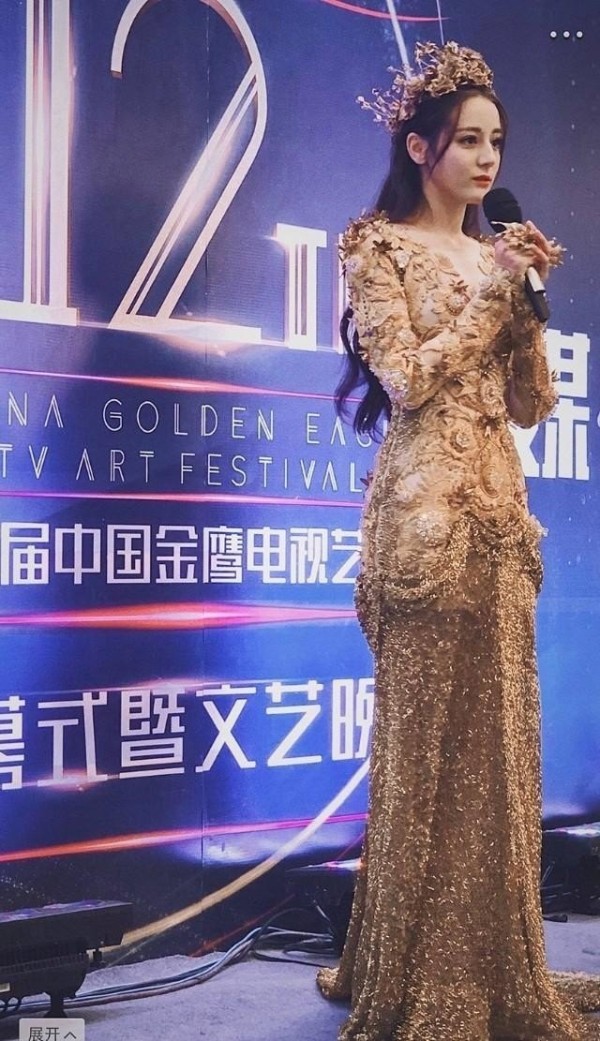 金鹰女神迪丽热巴惊艳亮相，网友：这个部位好尴尬