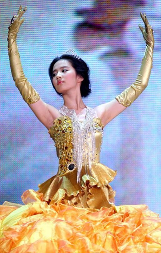 看看金鹰女神颁奖活动中各位女神举手的动作,你说谁最有范?