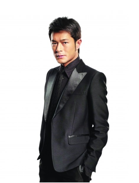 24岁出道,25岁凭《神雕侠侣》走红,三年16部电影,现是慈善超人