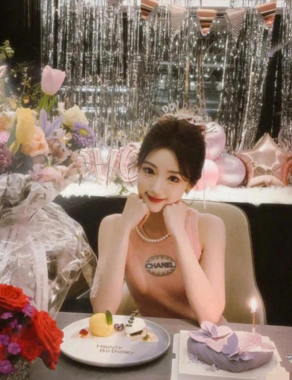 毛晓彤迪士尼庆生,37岁却依然甜美可爱,公主回到城堡里过生日啦