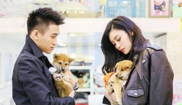 原创《幸福三重奏》录制,奚梦瑶何猷君情侣装现身,恩爱牵手如胶似漆