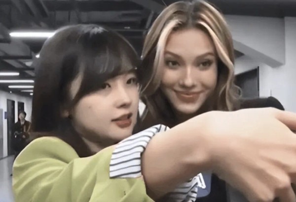 娱扒小姐姐：滑雪巨星谷凌爱和知名记者王冰冰同框了，两人自拍，留念合影，王冰冰直夸谷爱凌太美了。今年王冰冰已经32岁和18岁的谷爱凌站在一起也毫无违和感，完全看不出来两人相差了14岁。

疫情让许多人在家无法出门，老戏骨李立群老师就是其中之一。他每天在家和大家分享着各类日常生活，包括了炒菜、做饭，相当的接地气。

而同在上海的刘耕宏夫妇，依靠每日的活跃直播锻炼，与大家频繁互动，真的是看不出来已经年过...