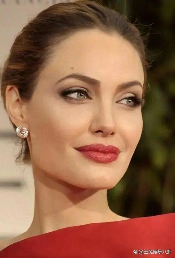 安吉丽娜·朱莉为艺术做贡献,好莱坞女神,才华超过颜值导演!