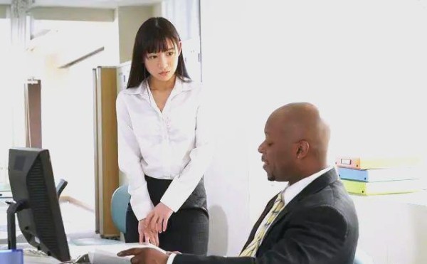 星奈爱：从偶像出道到暗黑界战争机器的蜕变之路