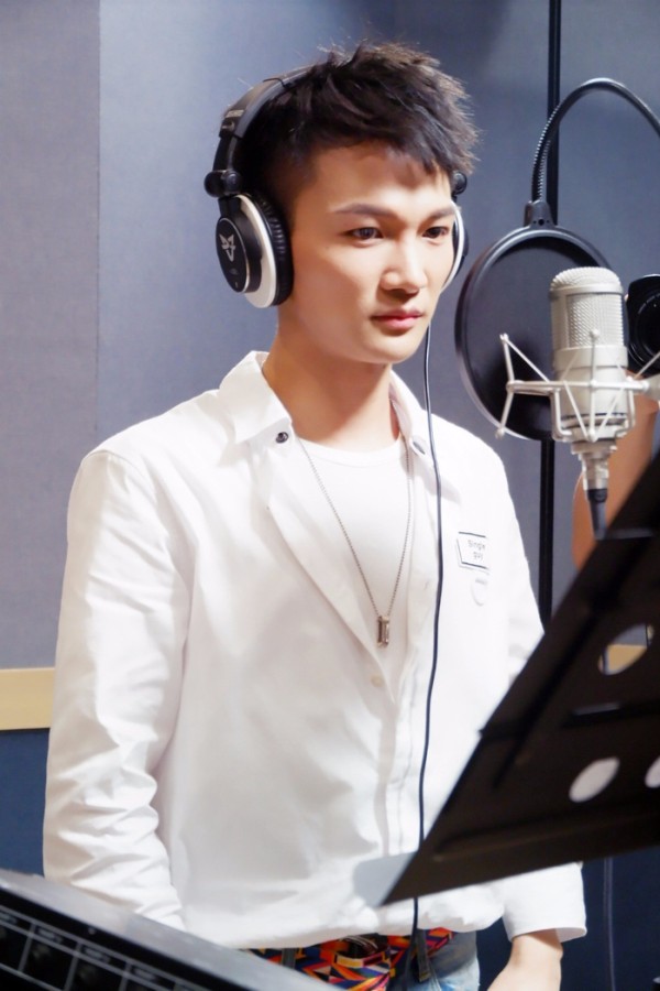 周深携专辑入围唱工委新人奖 新歌三连发变次元破壁小王子