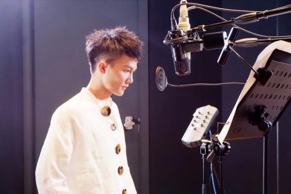 周深携专辑入围唱工委新人奖 新歌三连发变次元破壁小王子