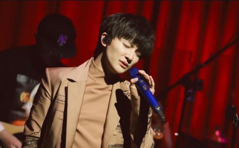 周深的简历及歌曲,周深是否真的整容