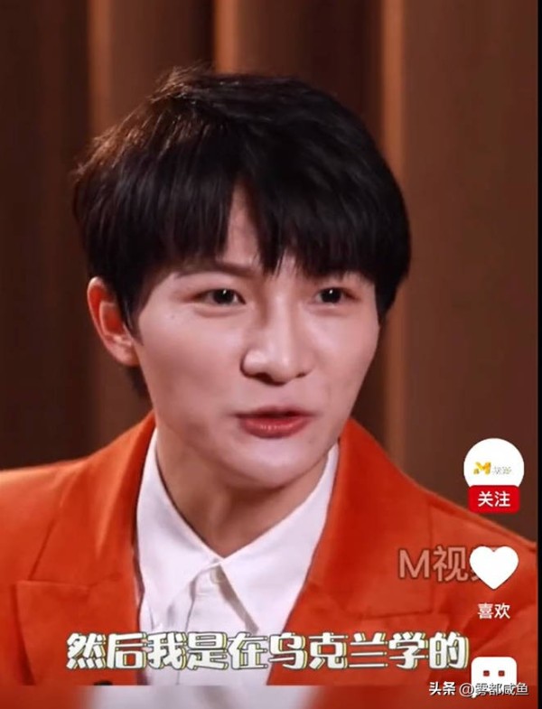 雾都咸鱼：歌手周深说：“当年我高考失利，家里人其实更希望我学医，稳定，好就业。我爸还跟我说，实在不行就复读一年，考个好点的医学院，将来当医生多好啊！”
周深说，当时家里亲戚也轮番上阵劝他，说唱歌能唱出什么名堂？又不是每个人都能当明星，现实点，学个有用的技术才是正经事。但他心里那团火怎么也熄不灭，就想学音乐，就想唱歌。
周深说，最后还是我妈支持我，她说孩子喜欢最重要，既然他想试试，就让他去闯一闯，大...