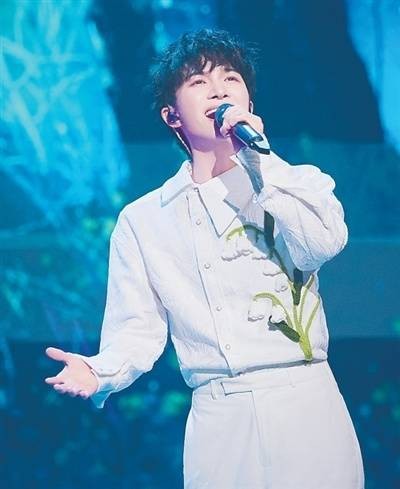 周深演出图（资料图片）