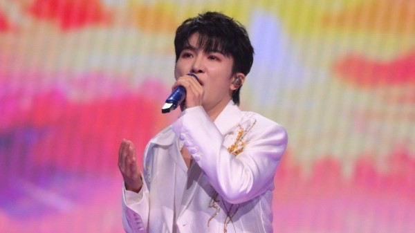 歌手周深深情演唱经典歌曲《故乡的云》