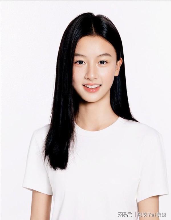 15岁七七强势出道，影视杂志已安排，粉丝开始接机，但内娱不好闯