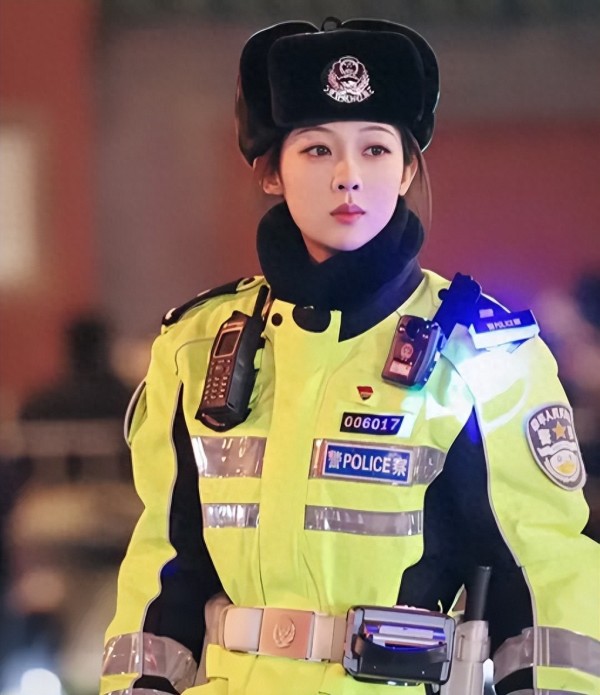 圈粉！26岁女交警撞脸杨紫爆红，高情商回应获赞