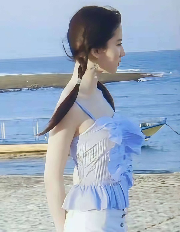 刘亦菲早年海边照流出！小腹赘肉真实自然，网友吵翻：这才是正常身材